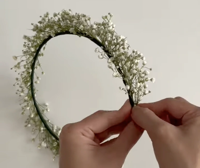 Cara Membuat Flower Crown dari Bunga Baby's Breath