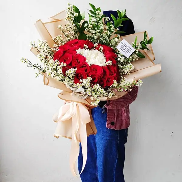 Mawar Merah dalam varian buket "Chelsea bouquet"