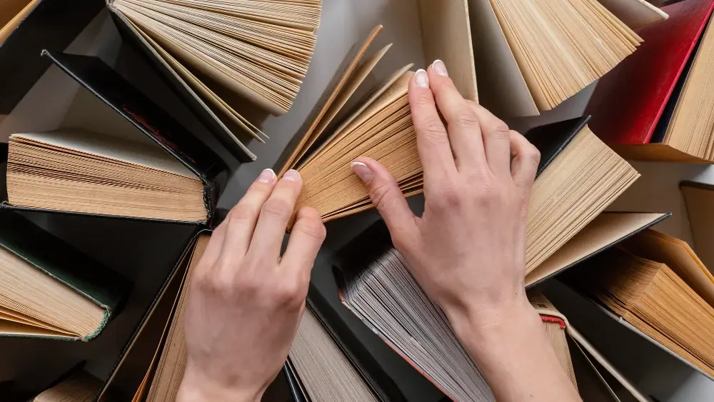 membaca buku