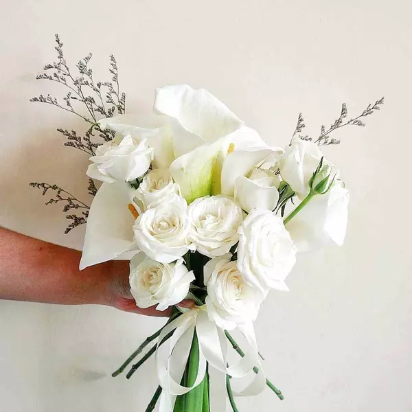 white symhpony sebagai karangan bunga pernikahan elegan