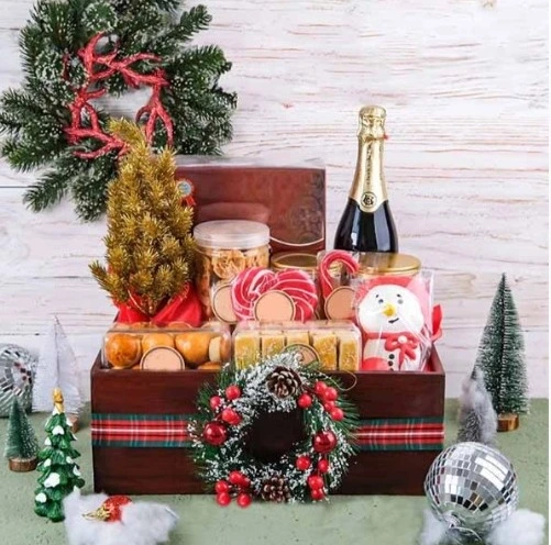 Hampers dan hadiah dengan berbagai macam pilihan, seperti cokelat, kue, boneka, parfum, kosmetik, buku, dan lain-lain.