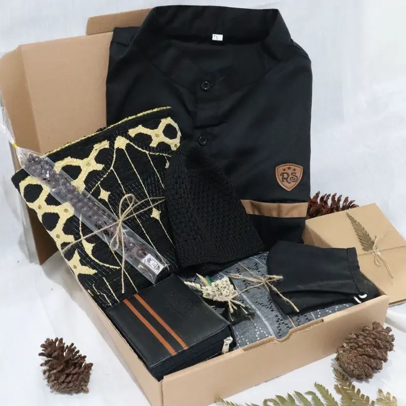 Hampers Sarung dan Peci Minimalis dan Elegan sebagai contoh hampers lebaran