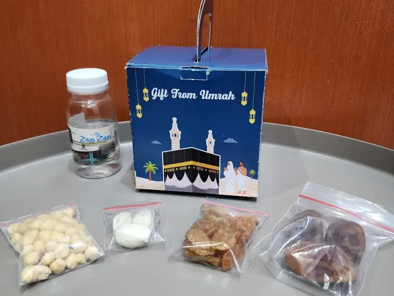 Paket Hampers Air Zam-zam dan Kurma sebagai contoh hampers lebaran