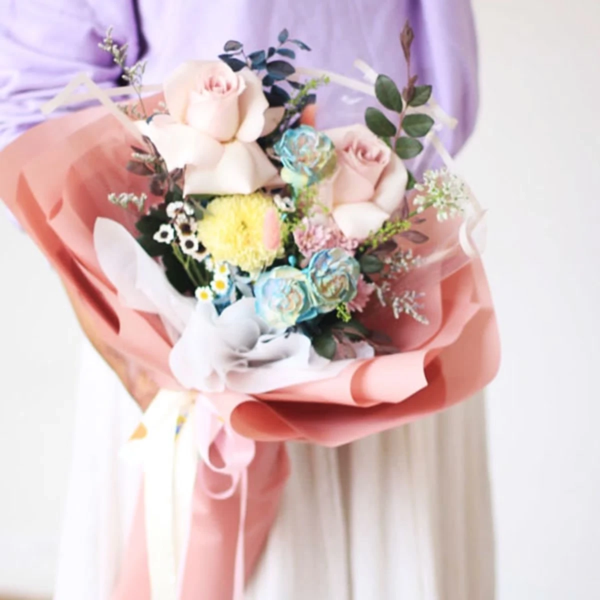 Buket bunga "Blossom Serenity" yang mempesona dengan bunga anyelir yang elegan.