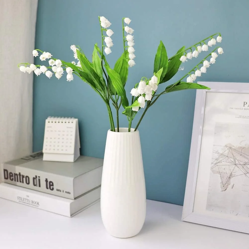 hiasan meja dengan vas cantik dan bunga kelahiran mei lily of the valley