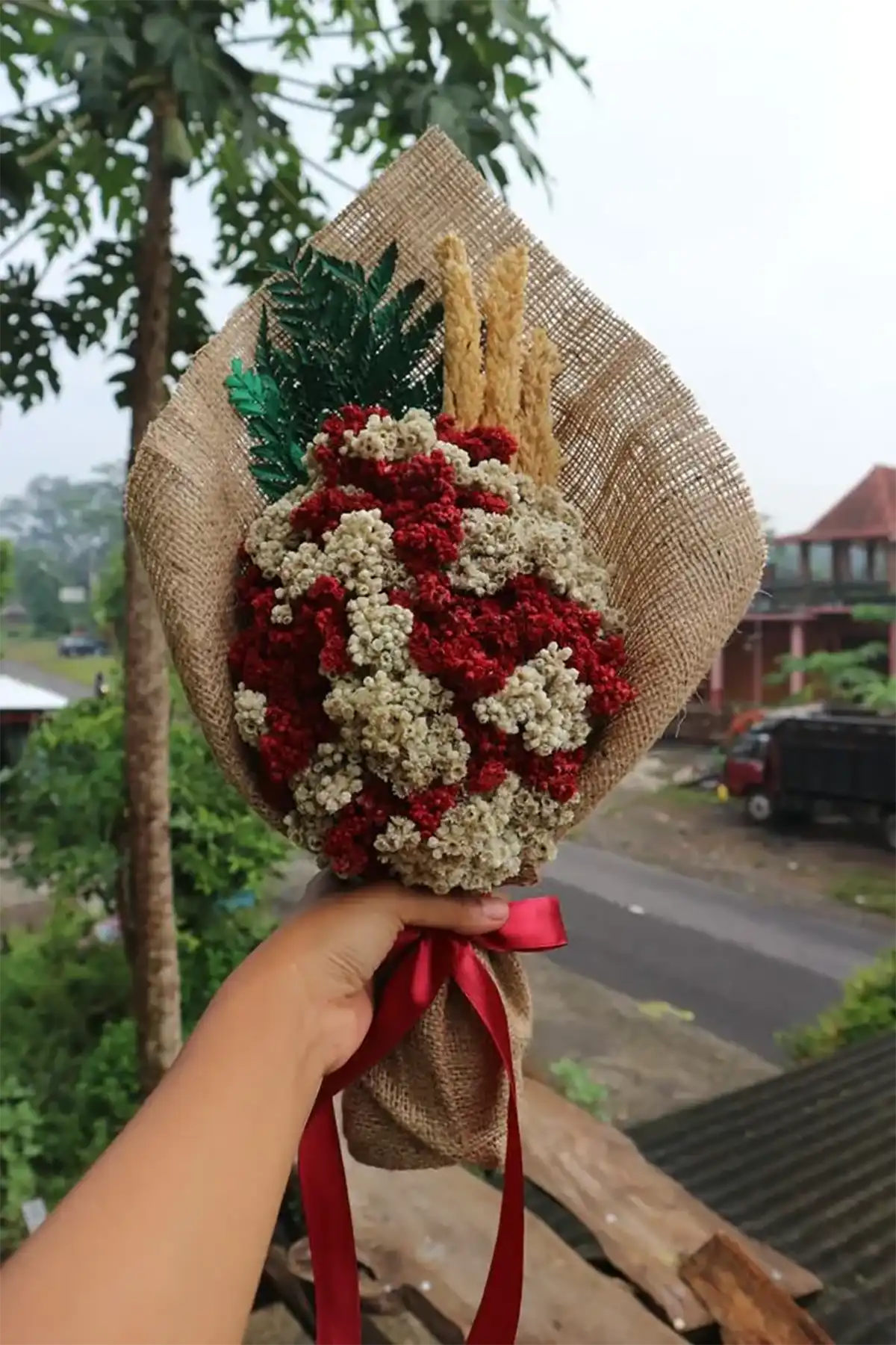 makna bunga daisy: buket dengan kain goni dan sentuhan warna
