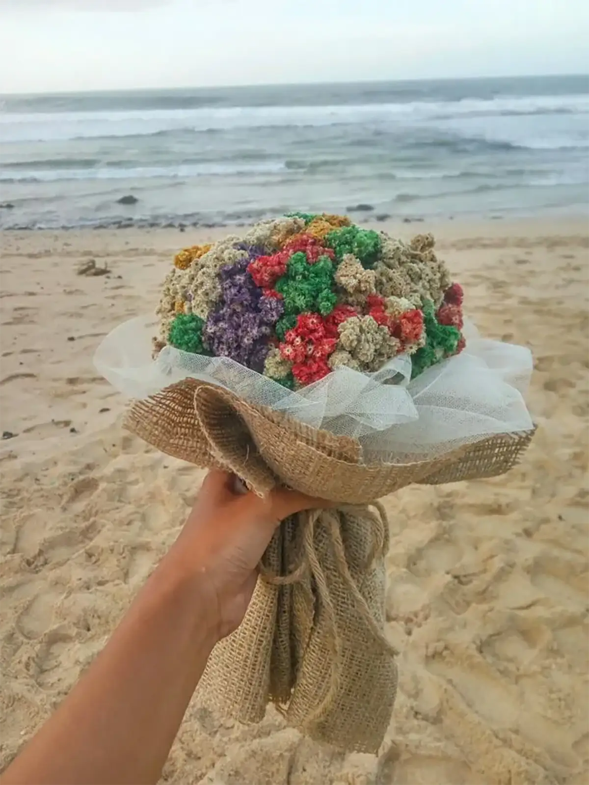 makna bunga daisy: buket dengan kain goni elegan
