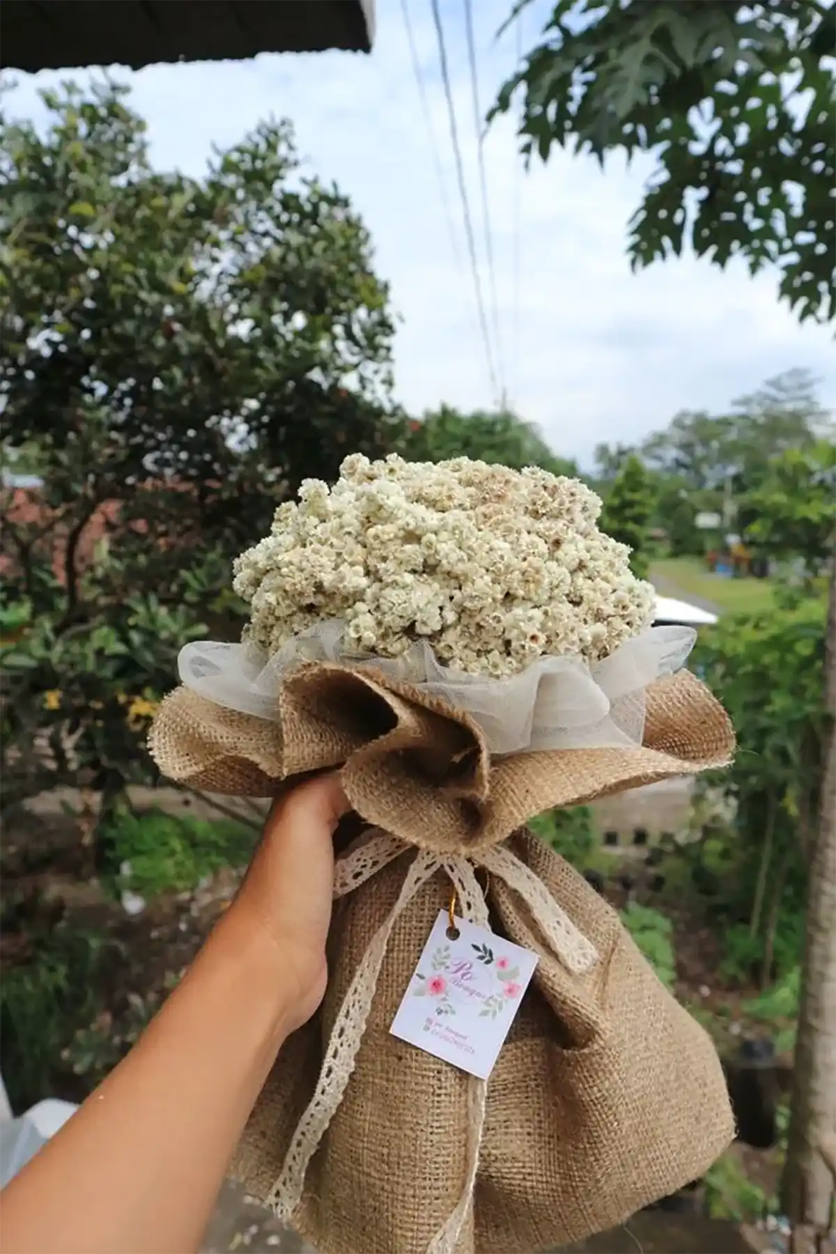 makna bunga daisy: buket dengan kain goni sederhana