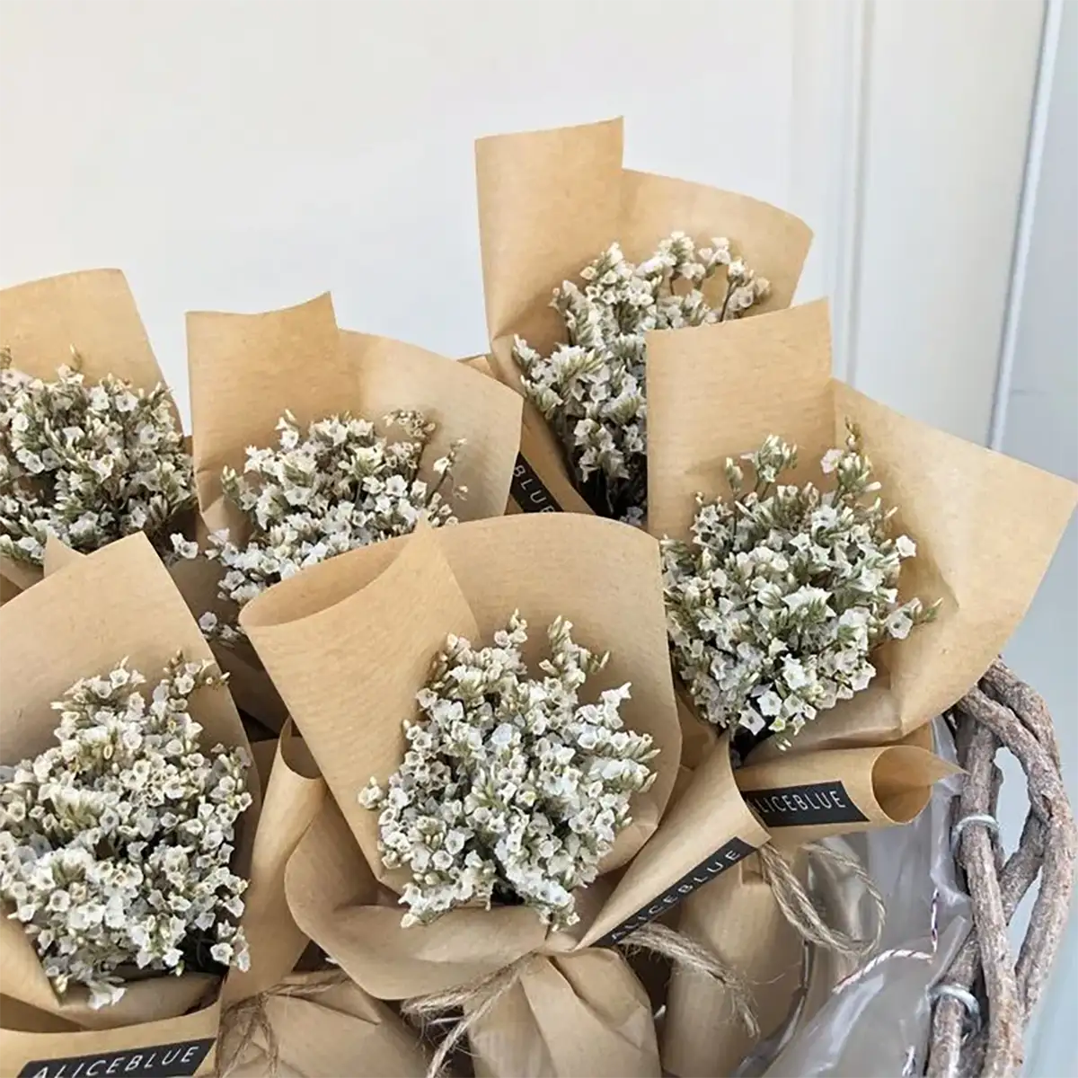 makna bunga daisy: buket bunga dengan kain coklat