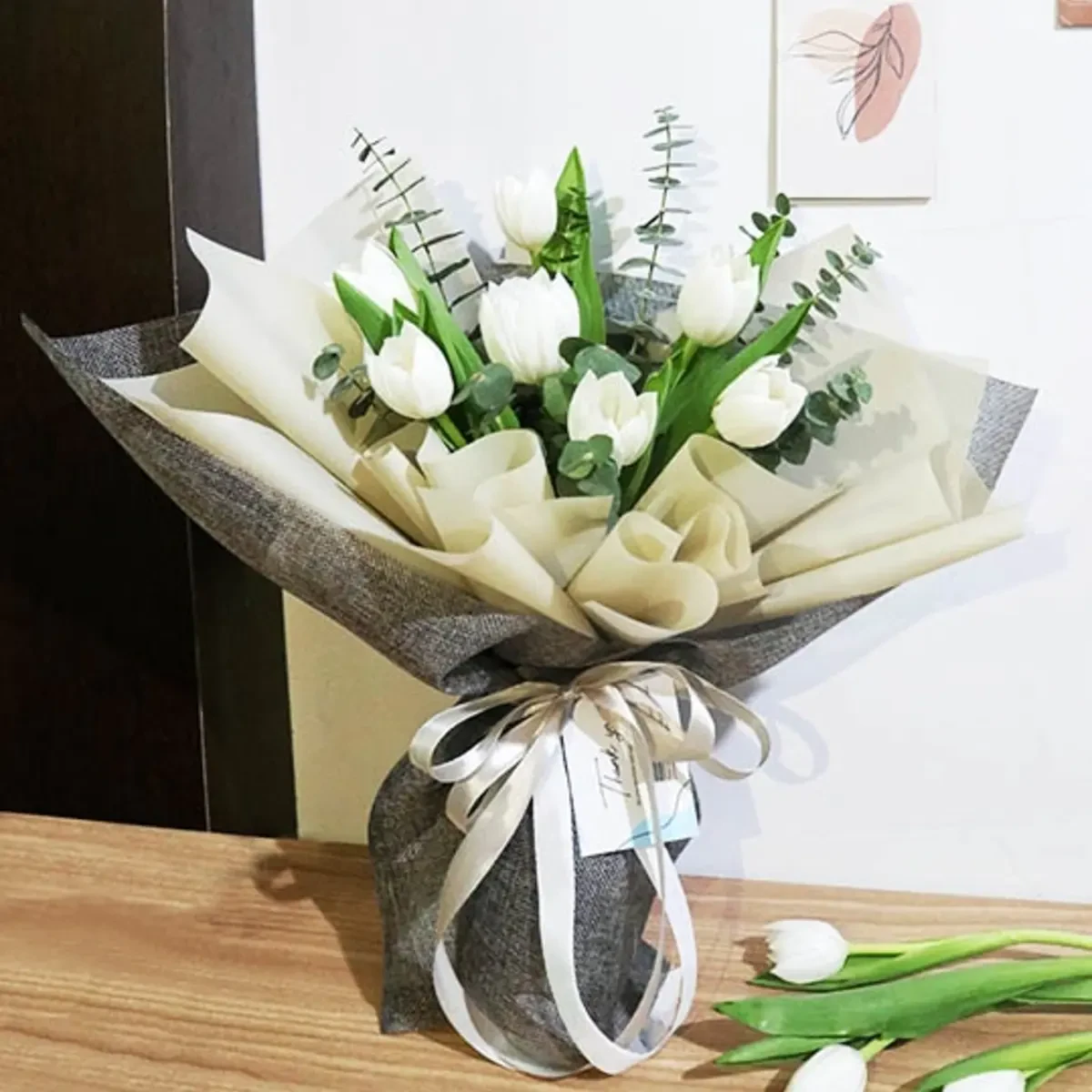 Memberikan Arti Bunga Tulip Putih dengan Produk Athena