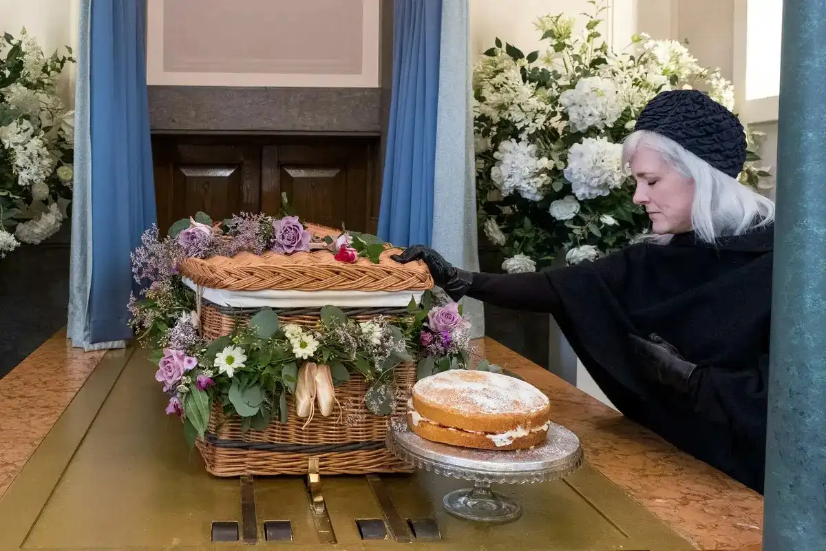 Momen Hadirnya Bunga Tulip Putih dalam Pemakaman