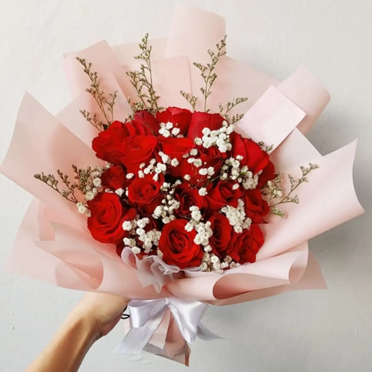 Buket bunga dengan perpaduan mawar merah dan baby breath adalah kombinasi yang tepat untuk permintaan maaf