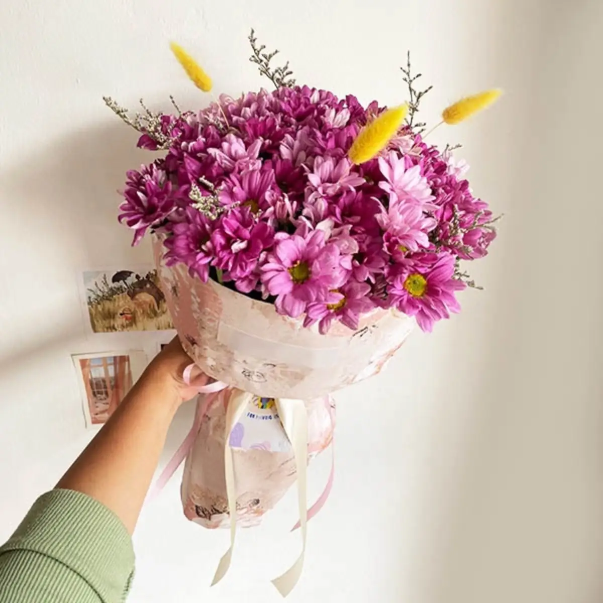 buket bunga aster yang melambangkan kerinduan dan cinta yang tulus