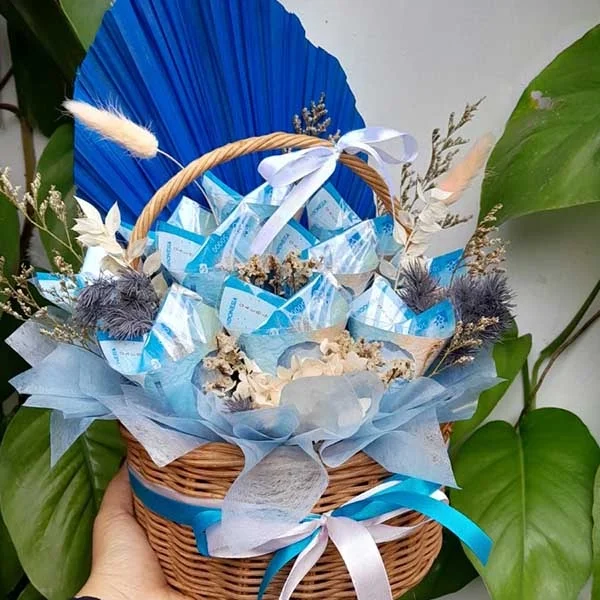 Buket Uang dalam Keranjang