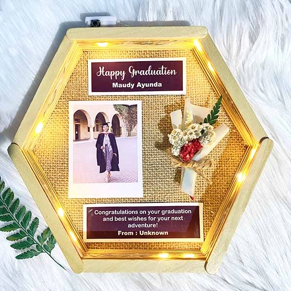 Foto dan Bingkai untuk kado wisuda selain buket