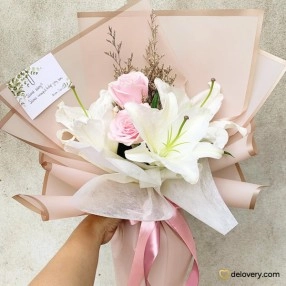 Petaline Lily Kiss